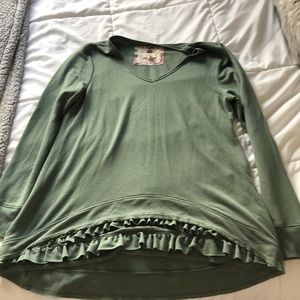 Cute green long sleeve top!